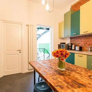 Hostel First, Bukareszt